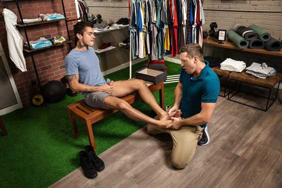 When hottie Ashton Summers asks to try on a new pair of sneakers, foot lover Pierce Paris treats him to the full experience, removing the sexy customer's shoes for him and sniffing them.