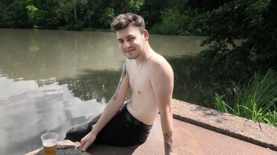 This summer is going great so far. Beautiful Czech Hunter 629 weather and handsome guys in financial trouble, what a perfect combination. I met Vojta near a pond, where he was chilling out.
