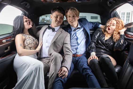 After their little detours with their dates' brother and dad, secret boyfriends Leo Louis and Enzo Muller are finally in the limo with the girls on the way to the prom.